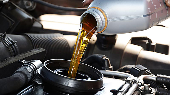 Olajcsere 5.000 vagy 15.000 km-enként? Esetleg 10.000 km a megfelelő? Mindent, amit a motorolaj cseréjéről tudni kell